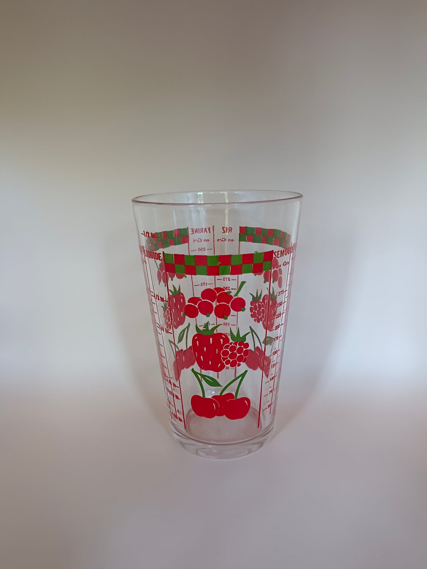 Verre doseur / mesureur en verre Reims France à décor de fruits rouges