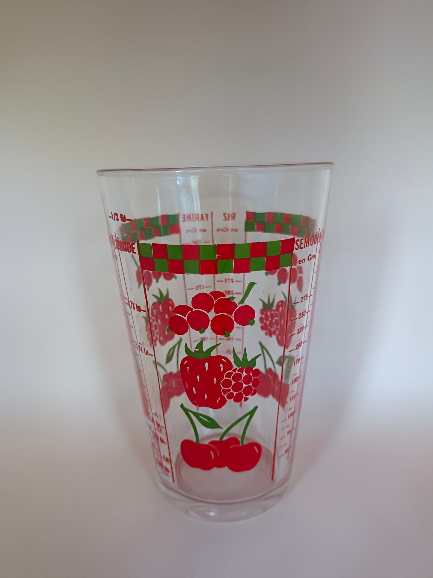 Verre doseur / mesureur en verre Reims France à décor de fruits rouges
