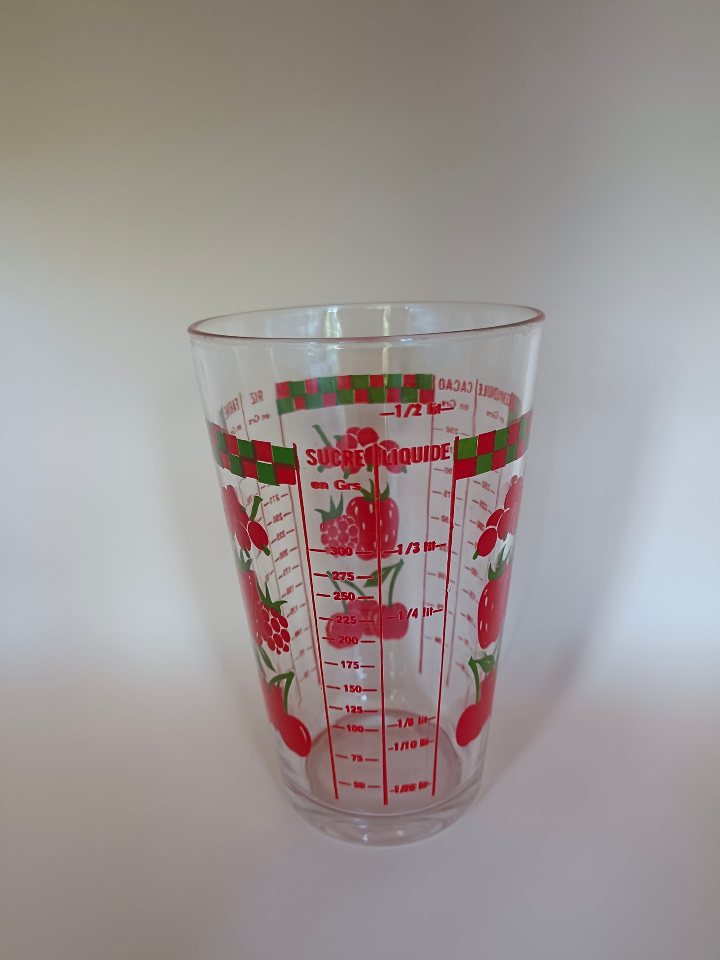 Verre doseur / mesureur en verre Reims France à décor de fruits rouges