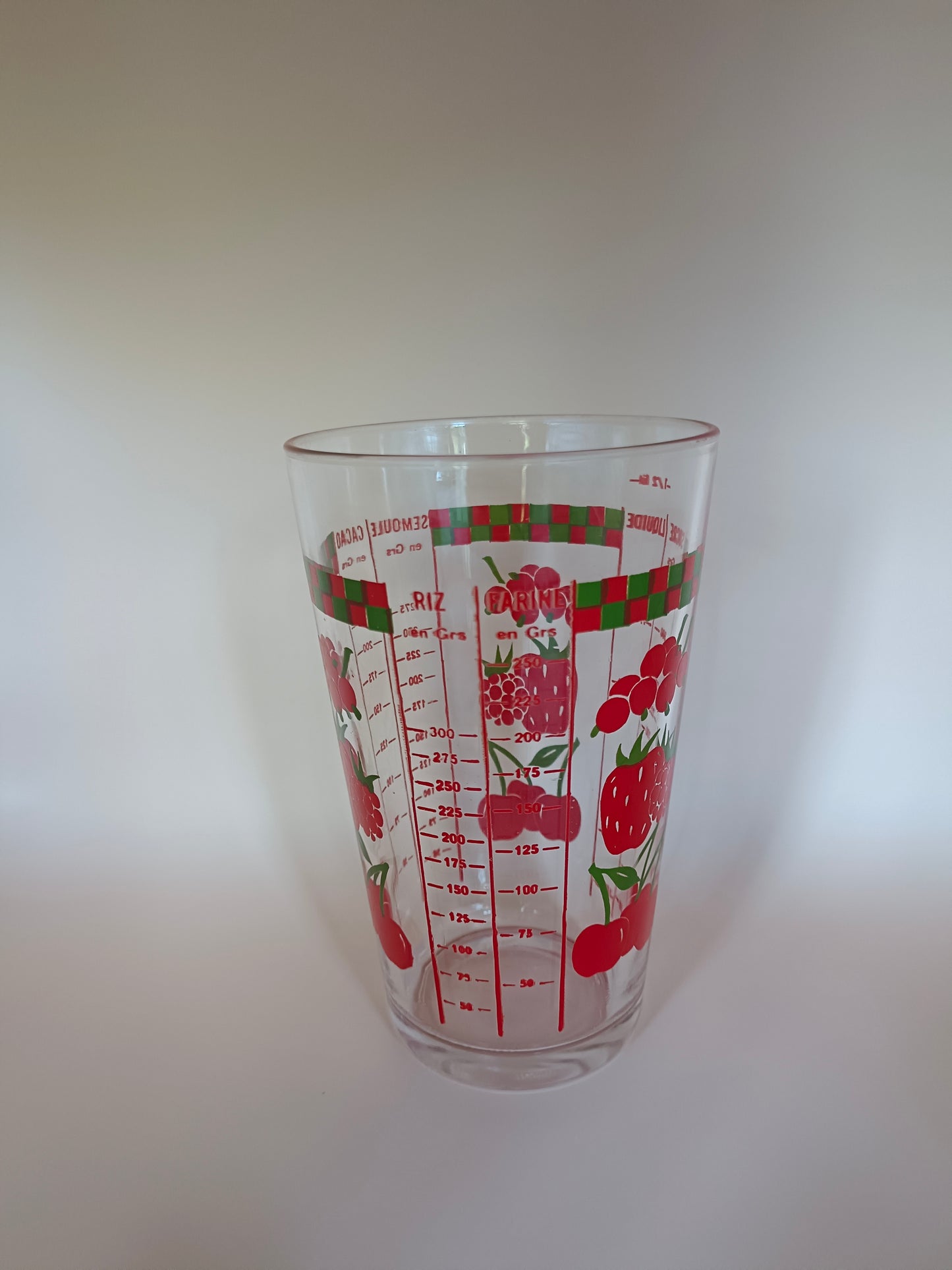 Verre doseur / mesureur en verre Reims France à décor de fruits rouges