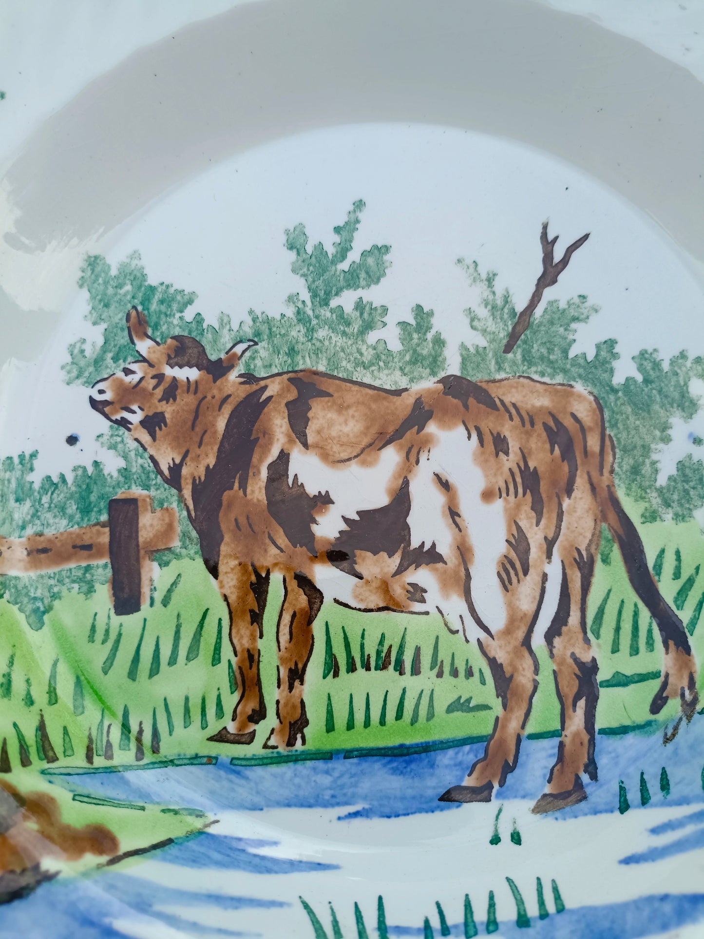 Assiette creuse en porcelaine opaque Gien à décor de vache
