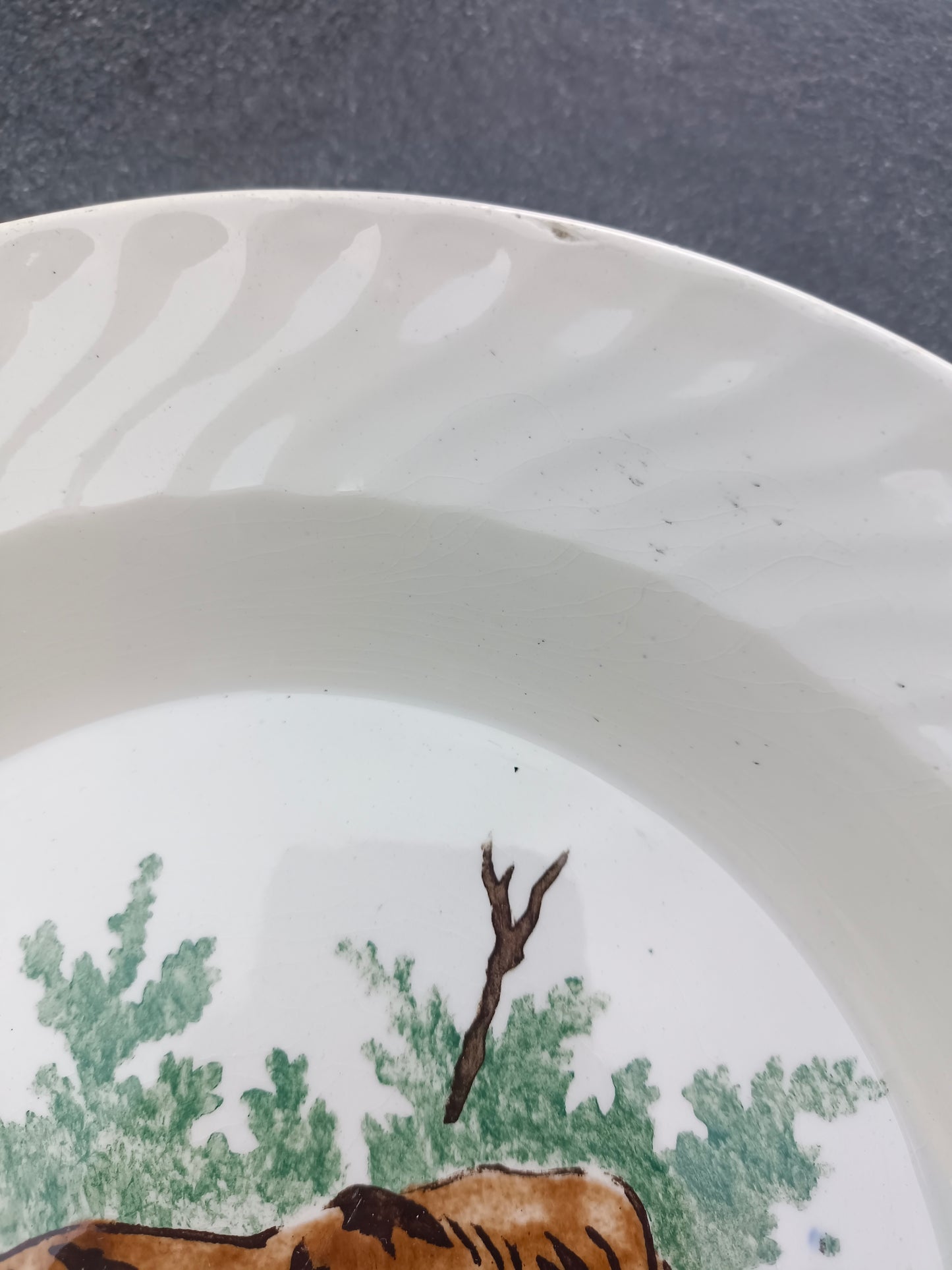 Assiette creuse en porcelaine opaque Gien à décor de vache