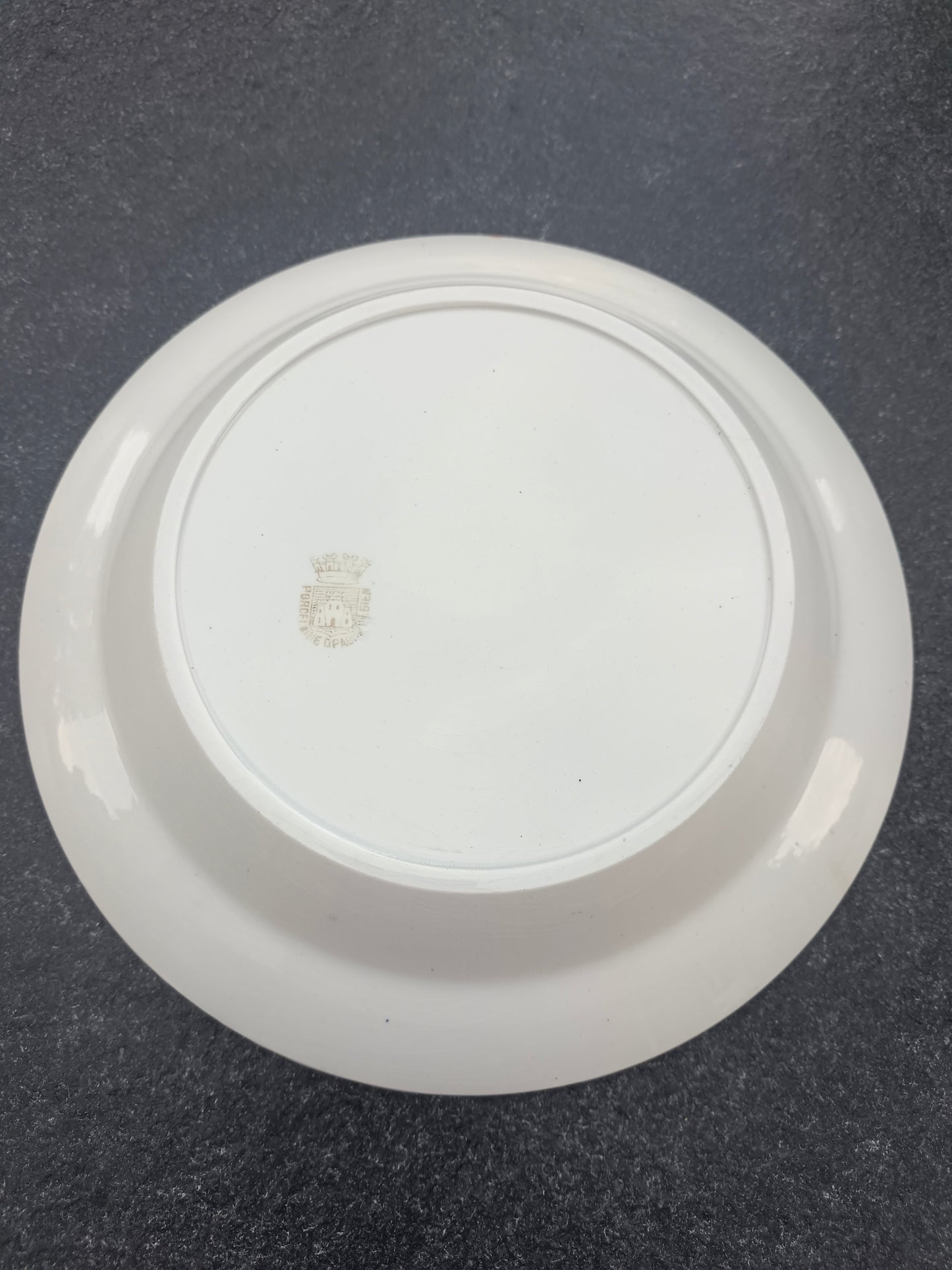 Assiette creuse en porcelaine opaque Gien à décor de vache