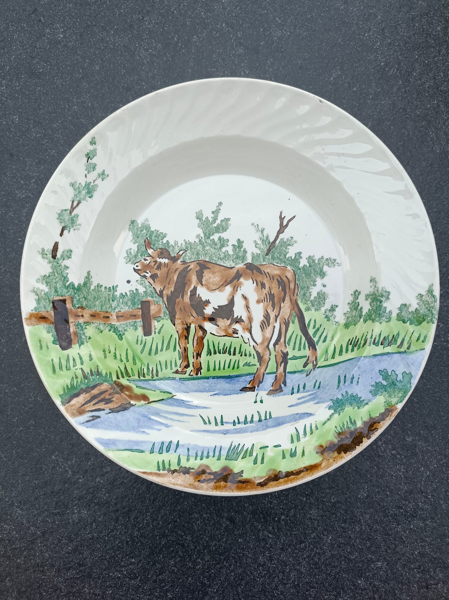 Assiette creuse en porcelaine opaque Gien à décor de vache