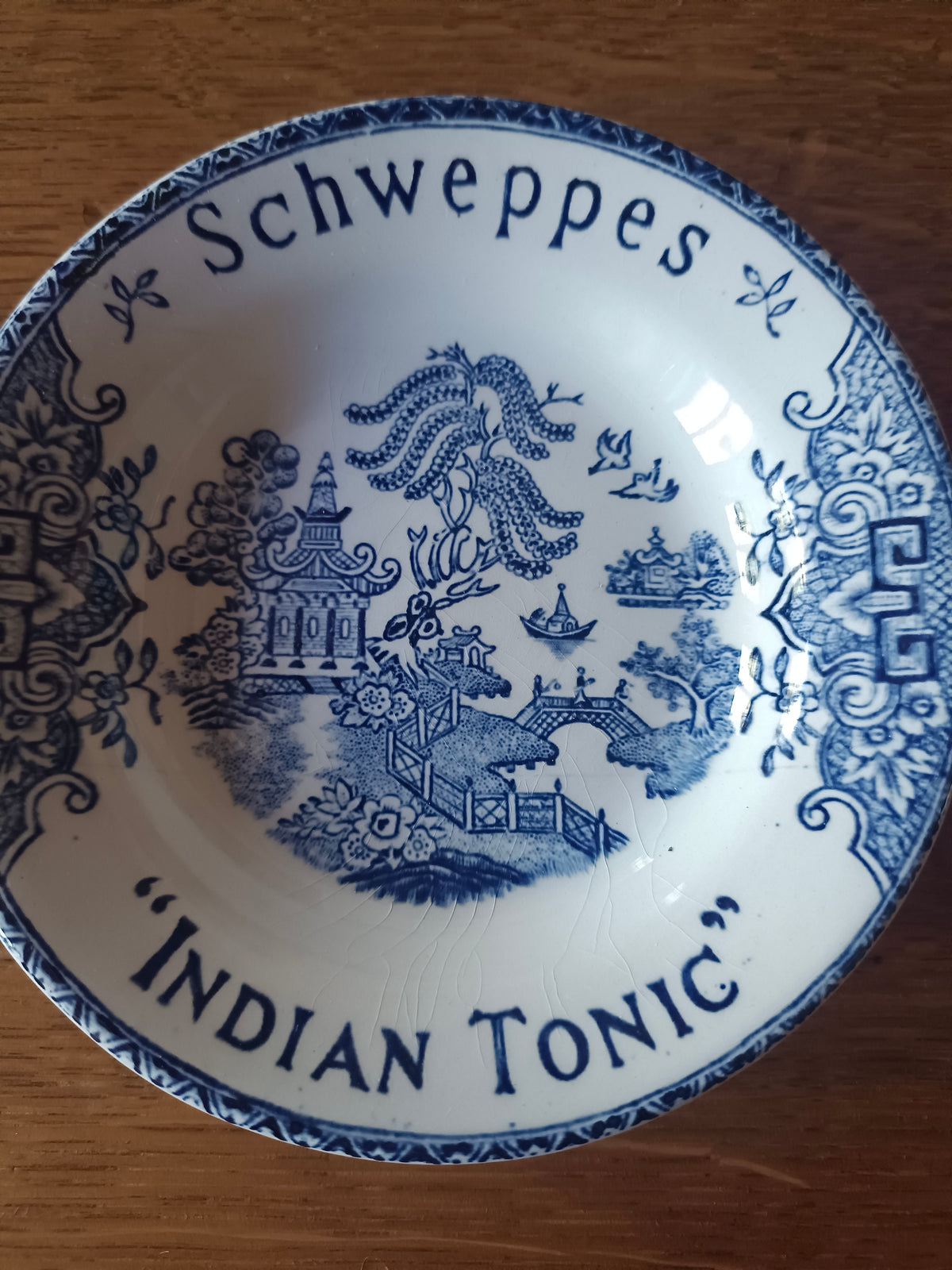 Coupelle publicitaire Schweppes "Indian Tonic" en faïence de Lunéville