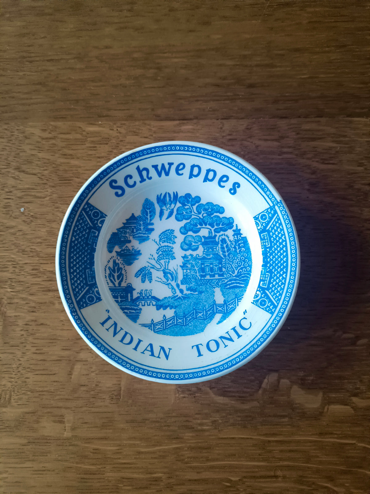 Coupelle publicitaire Schweppes, "Indian Tonic", en faïence de Sarreguemines