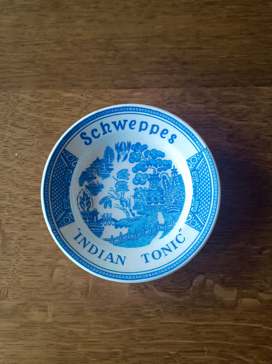 Coupelle publicitaire Schweppes, "Indian Tonic", en faïence de Sarreguemines