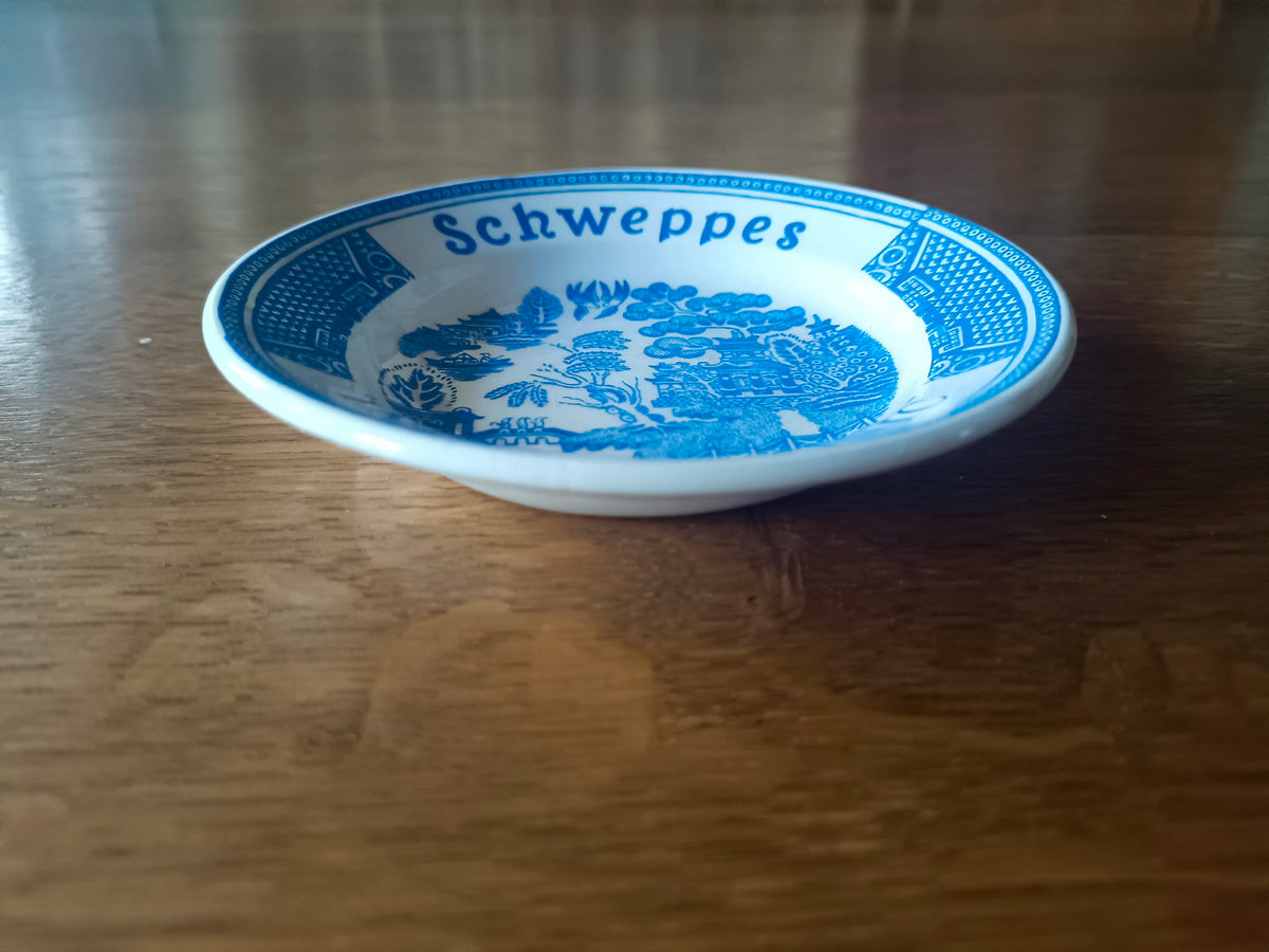 Coupelle publicitaire Schweppes, "Indian Tonic", en faïence de Sarreguemines