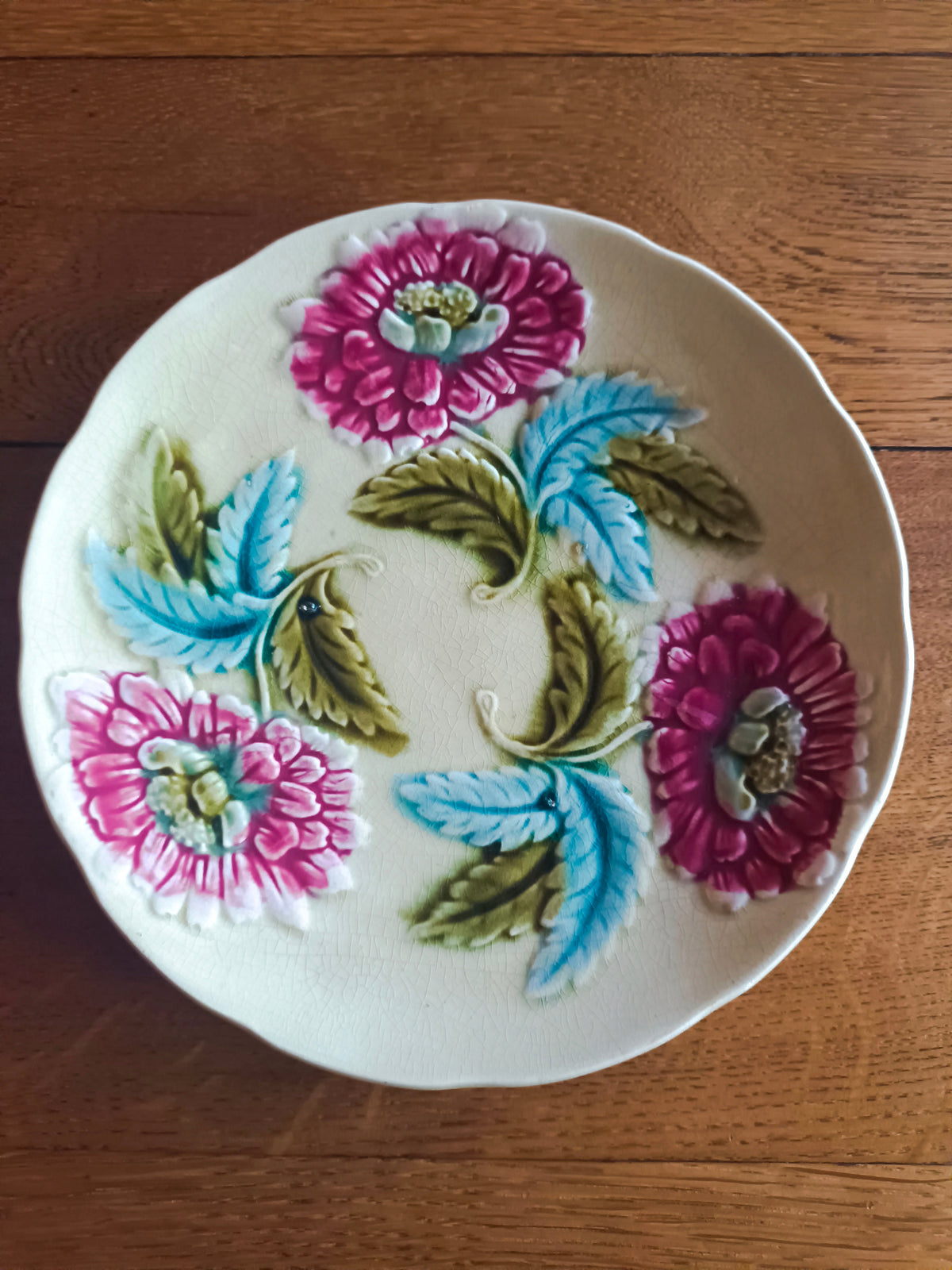 Assiette jaune en barbotine décor fleurs roses