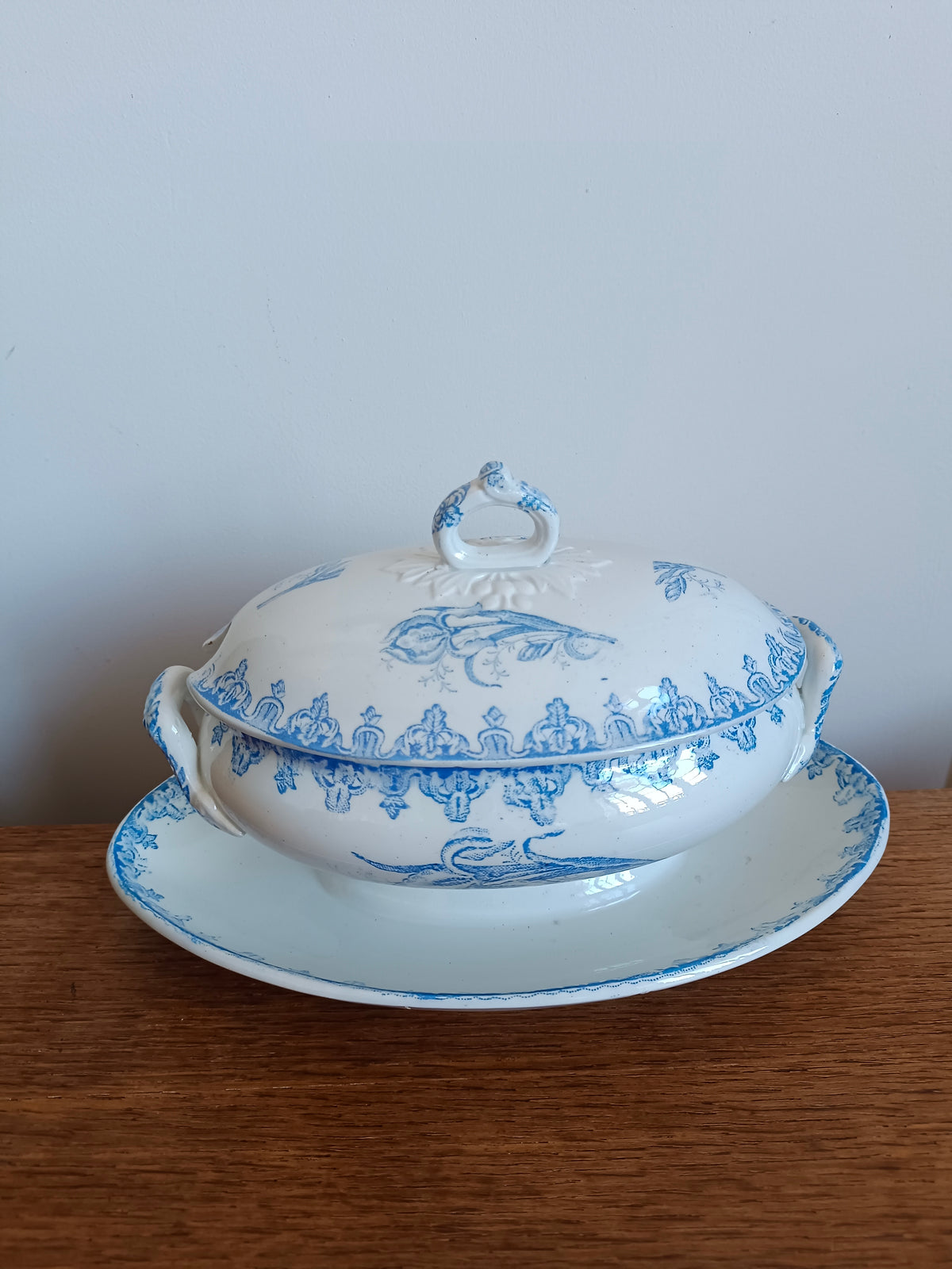 Saucière montée couverte en Terre de Fer, Société Amandinoise, modèle "Iris"