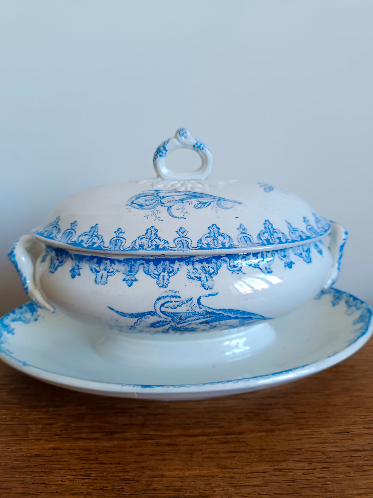 Saucière montée couverte en Terre de Fer, Société Amandinoise, modèle "Iris"