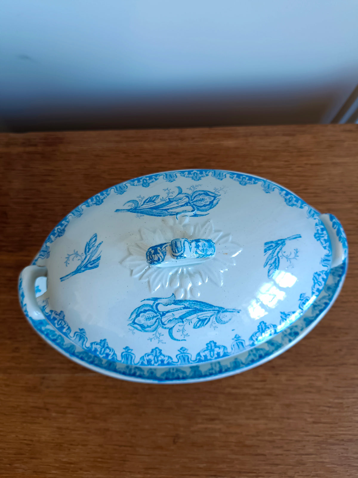 Saucière montée couverte en Terre de Fer, Société Amandinoise, modèle "Iris"