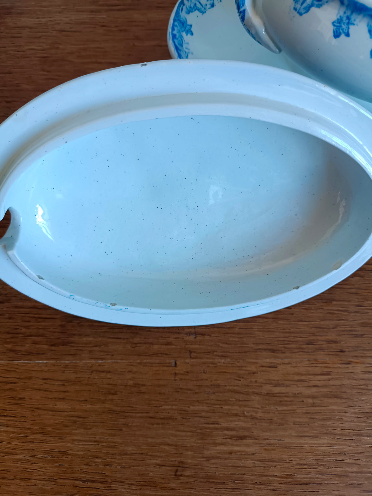 Saucière montée couverte en Terre de Fer, Société Amandinoise, modèle "Iris"