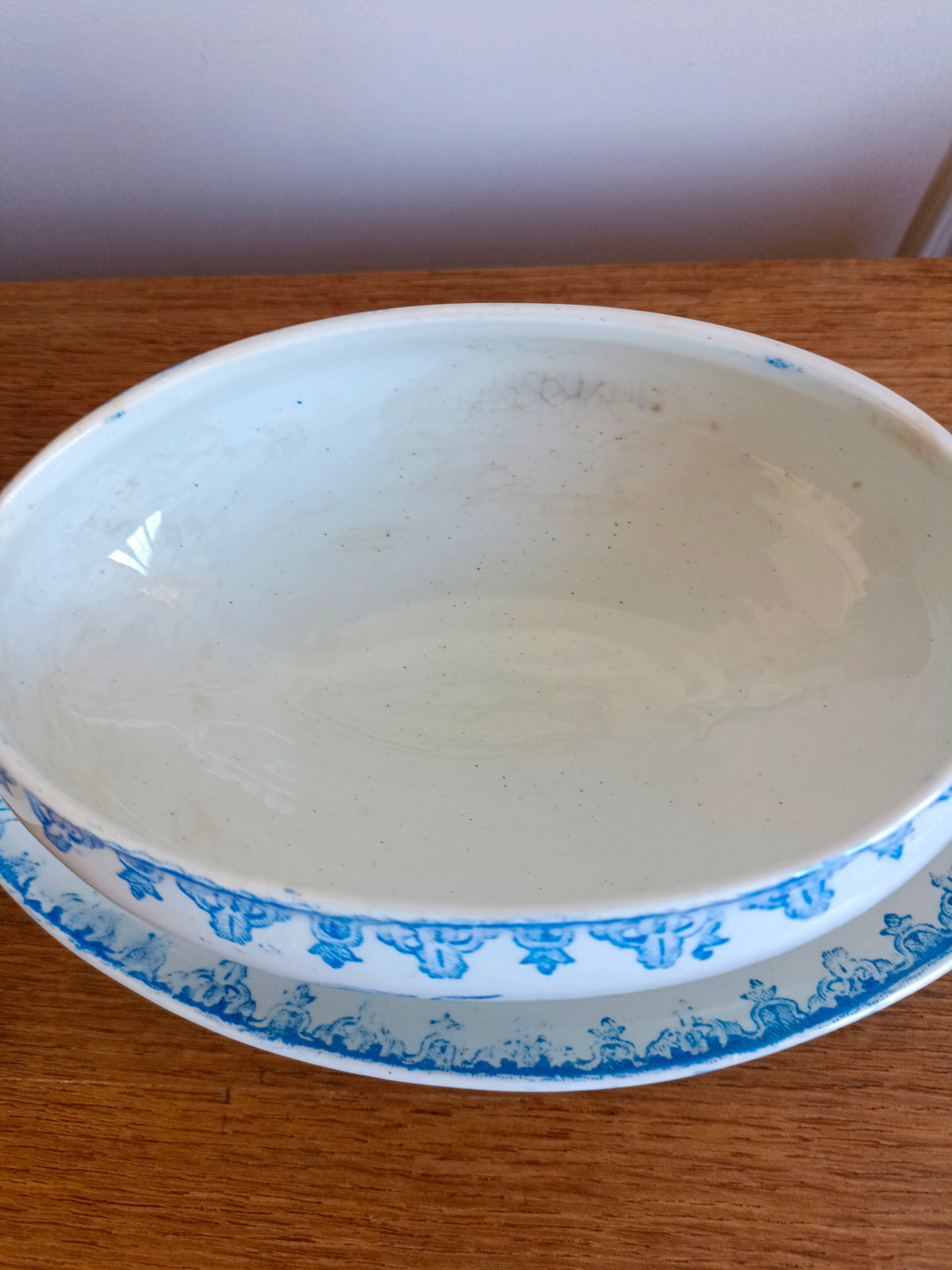 Saucière montée couverte en Terre de Fer, Société Amandinoise, modèle "Iris"