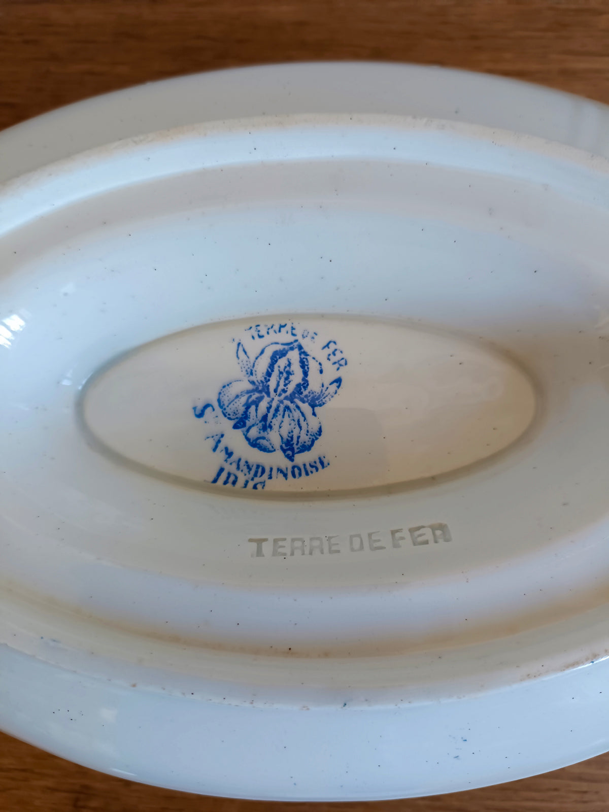 Saucière montée couverte en Terre de Fer, Société Amandinoise, modèle "Iris"