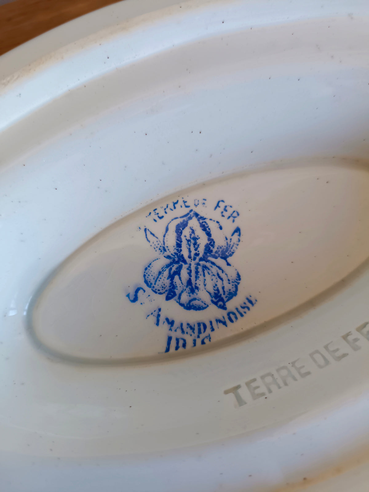 Saucière montée couverte en Terre de Fer, Société Amandinoise, modèle "Iris"