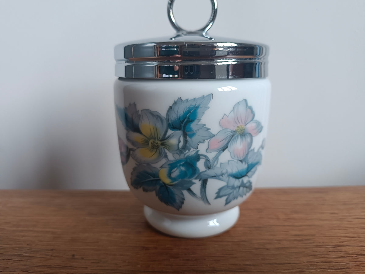 Coquetier pour oeuf cocotte (egg coddler) en porcelaine anglaise Royal Worcester (fleurs)