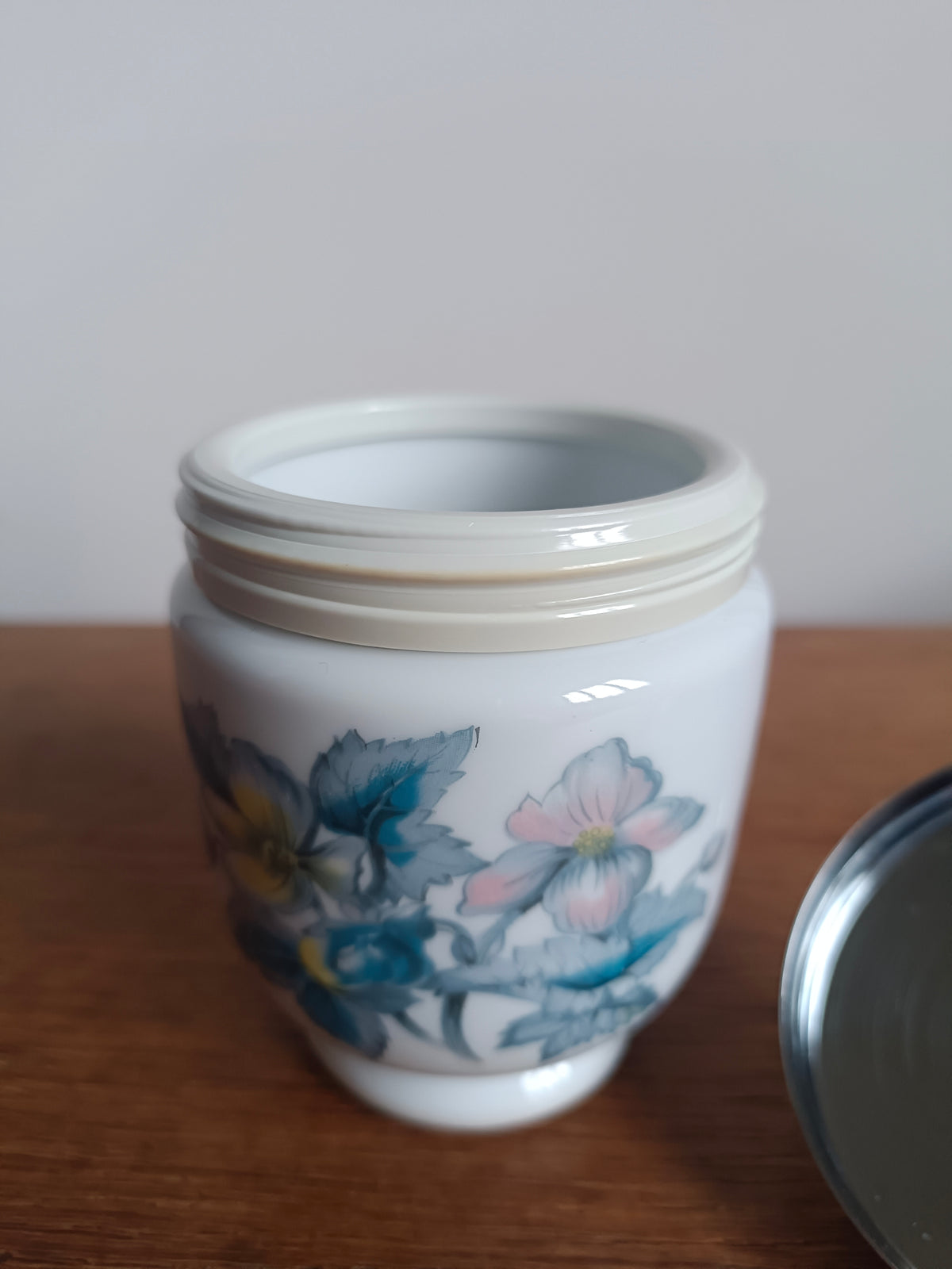 Coquetier pour oeuf cocotte (egg coddler) en porcelaine anglaise Royal Worcester (fleurs)
