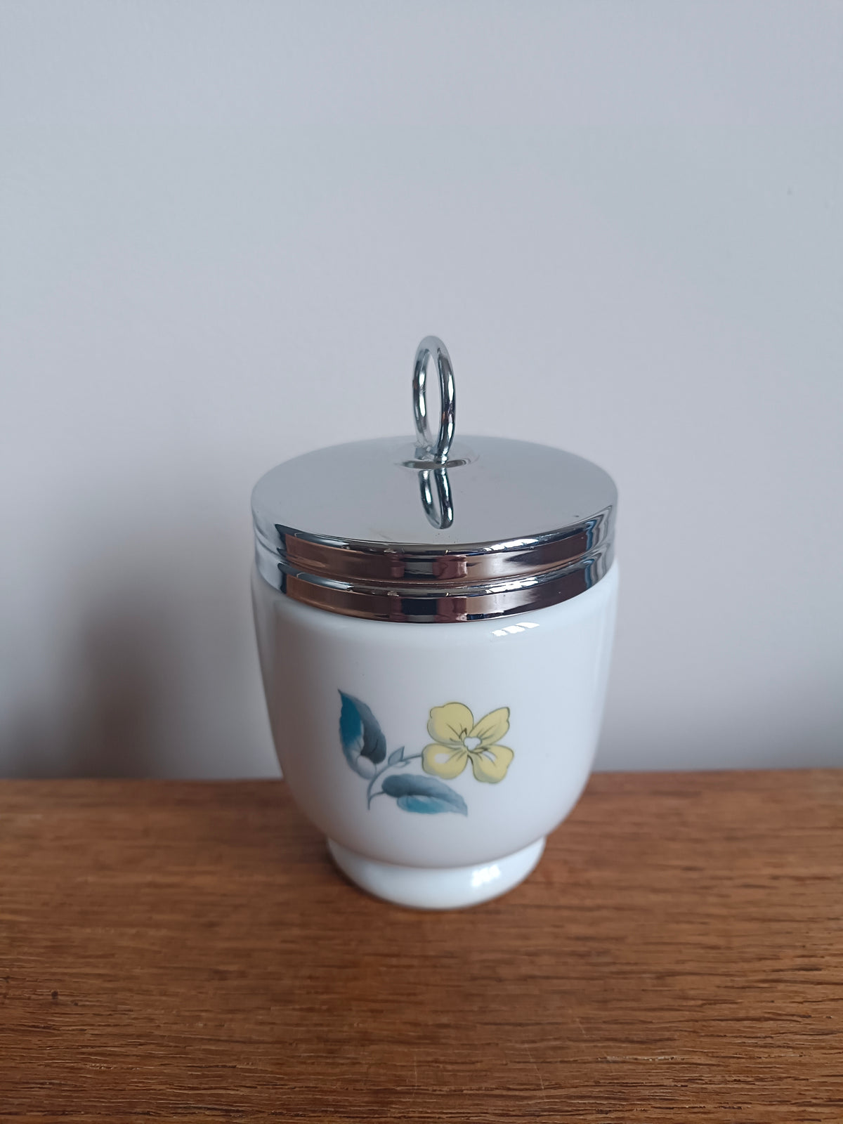 Coquetier pour oeuf cocotte (egg coddler) en porcelaine anglaise Royal Worcester (fleurs)