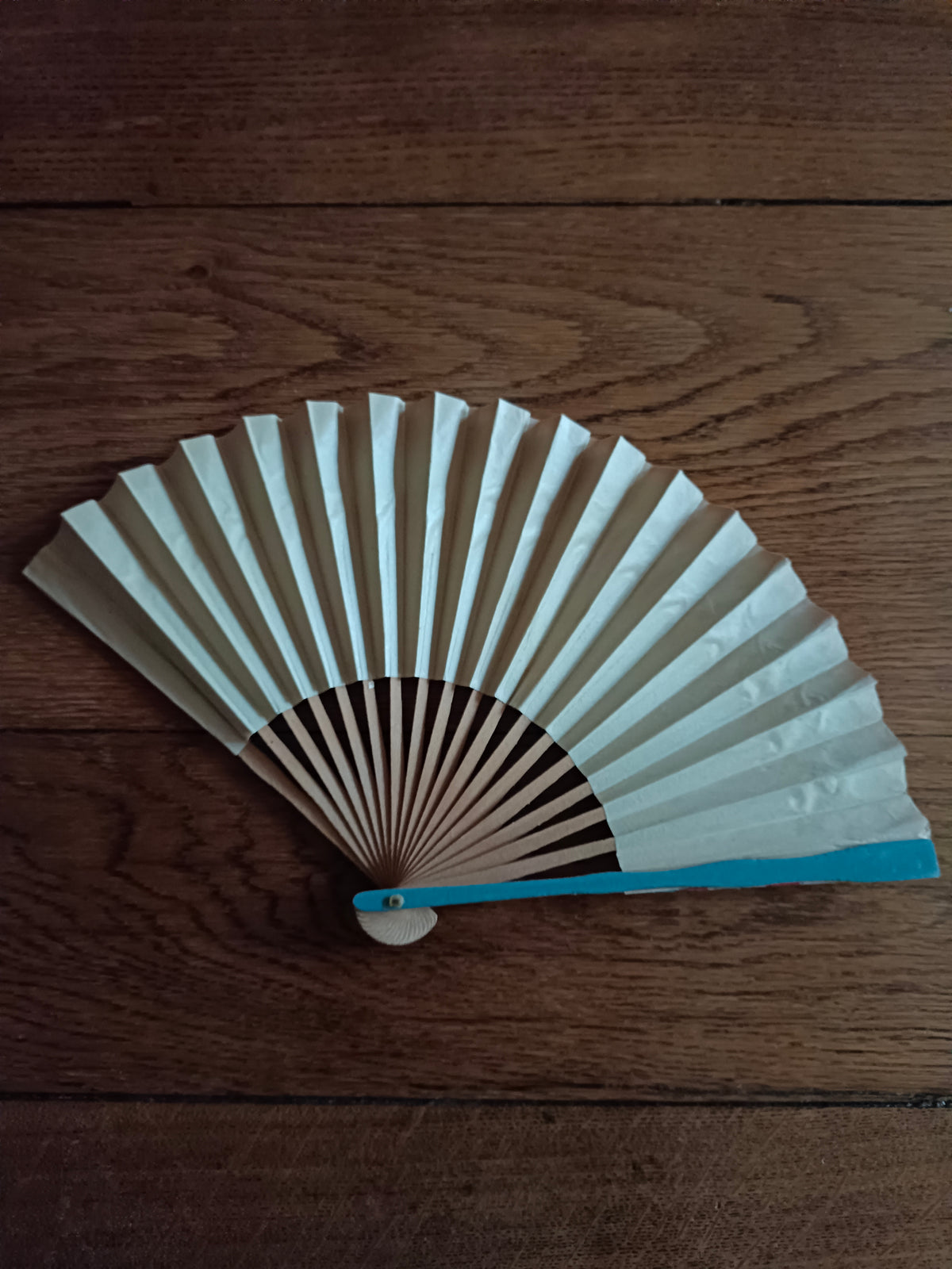 Éventail en papier et bois vers 1930, décor japonisant