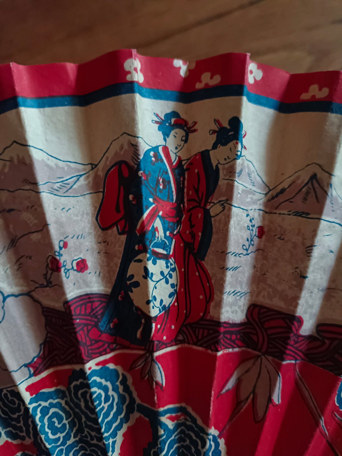 Éventail en papier et bois vers 1930, décor japonisant
