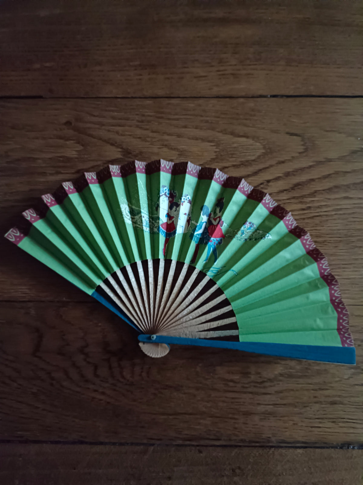 Éventail en papier et bois vers 1930 à décor de jeunes filles dans un décor bucolique