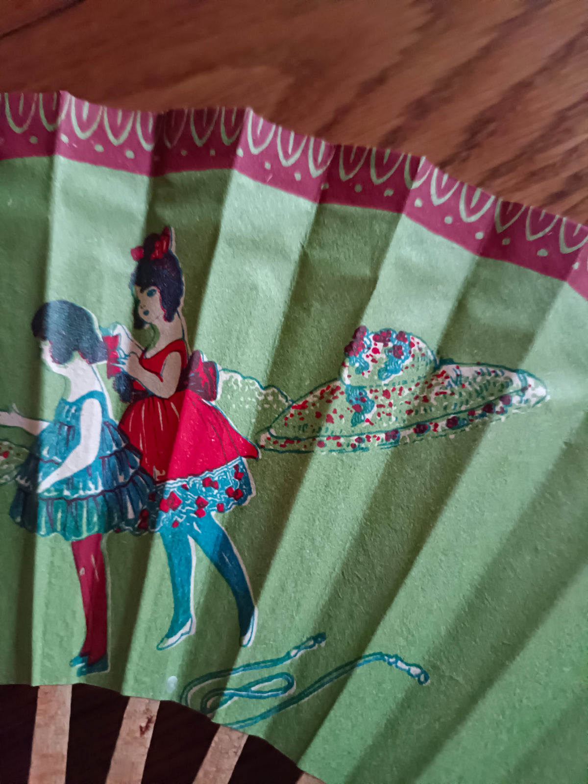 Éventail en papier et bois vers 1930 à décor de jeunes filles dans un décor bucolique