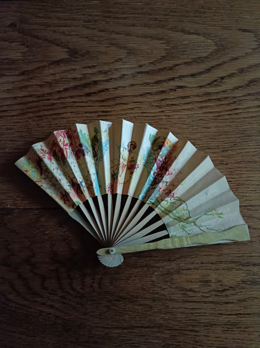 Petit éventail en papier et bois vers 1930 à décor de jeune femme au bouquet