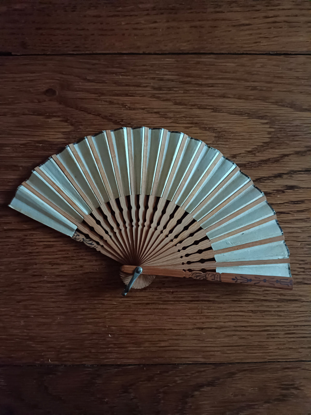 Petit éventail en papier et bois à décor de petit garçon