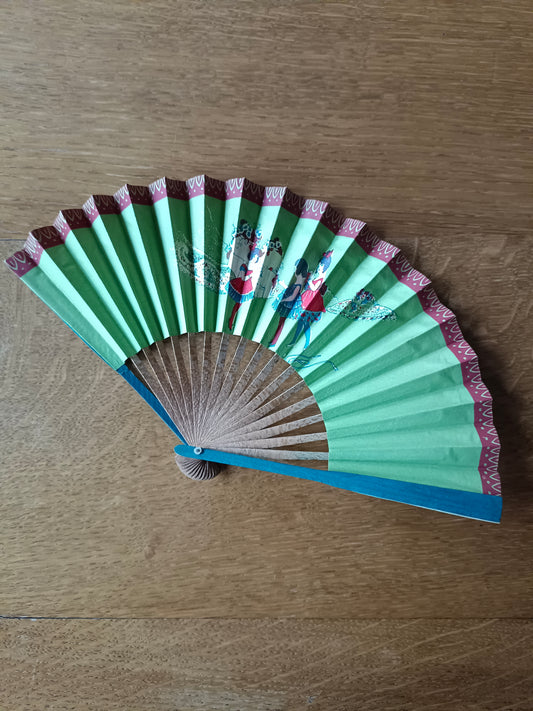 Éventail en papier et bois vers 1930 à décor de jeunes filles dans un décor bucolique