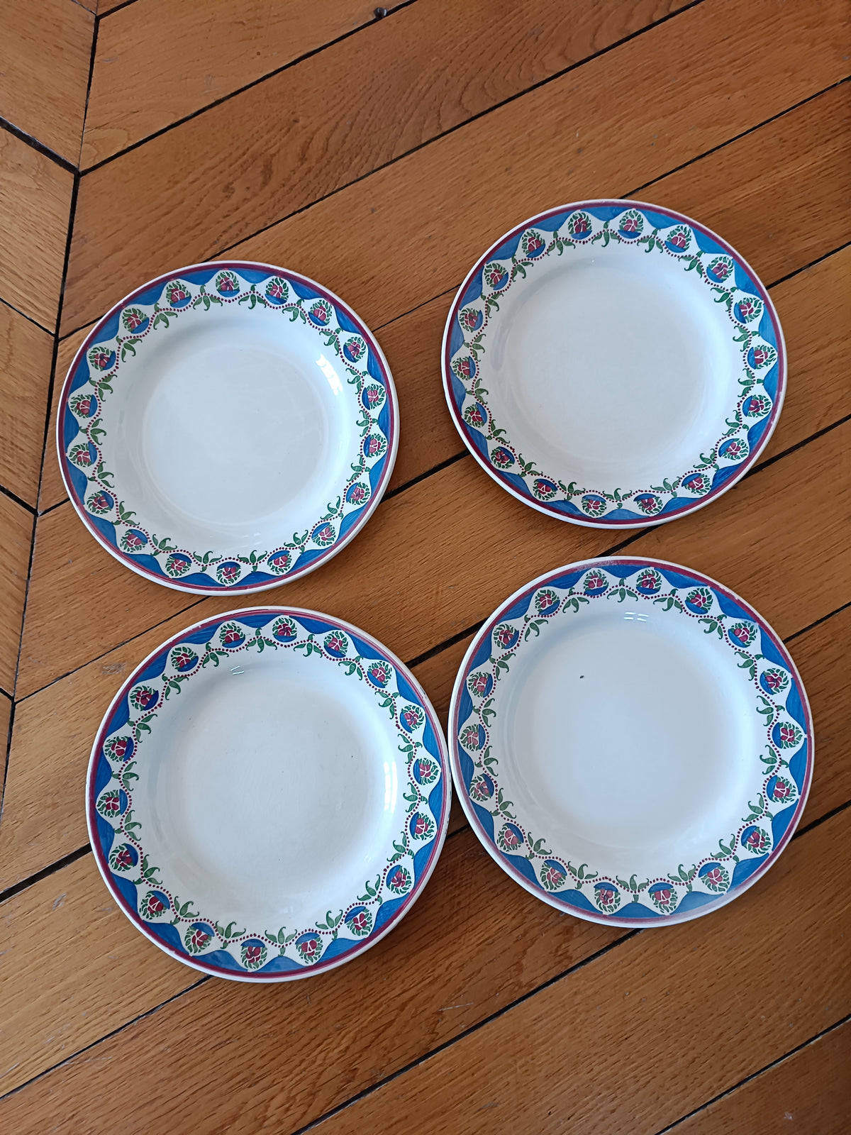 4 assiettes à dessert en faïence Moulin des Loups, modèle "Médaillon"