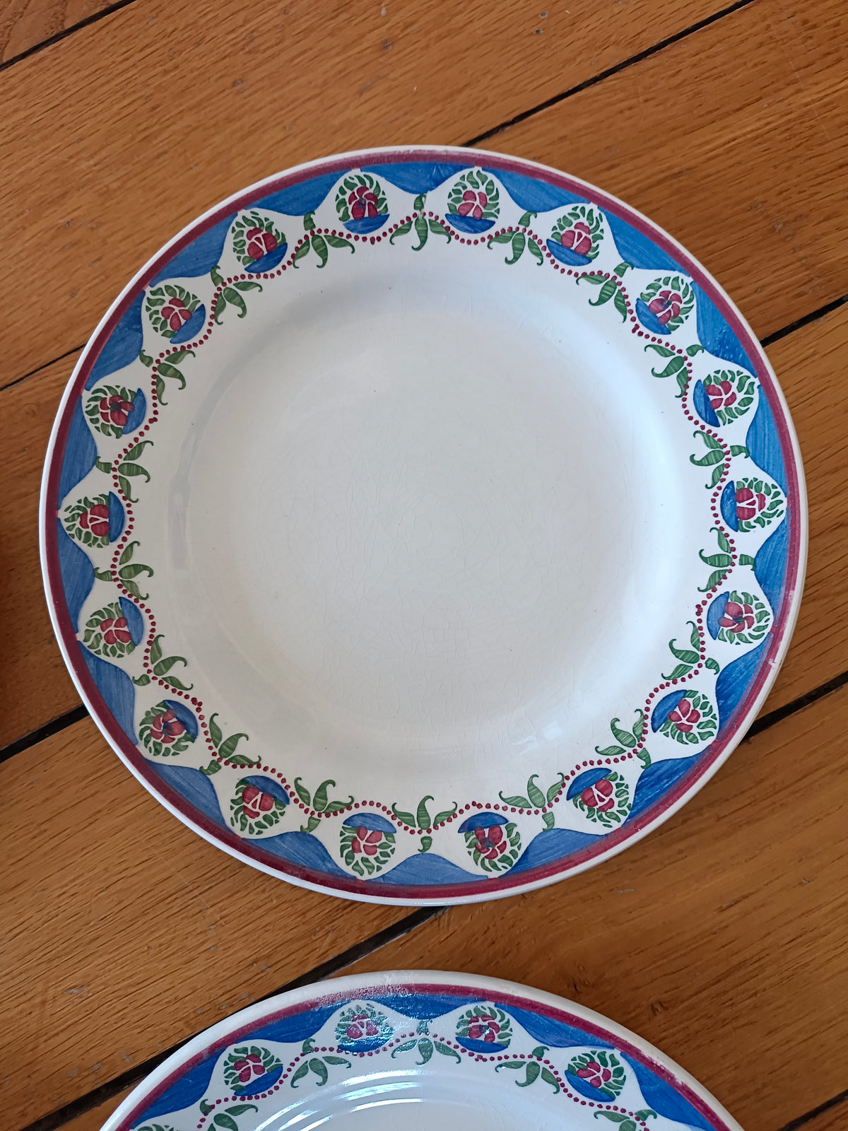 4 assiettes à dessert en faïence Moulin des Loups, modèle "Médaillon"