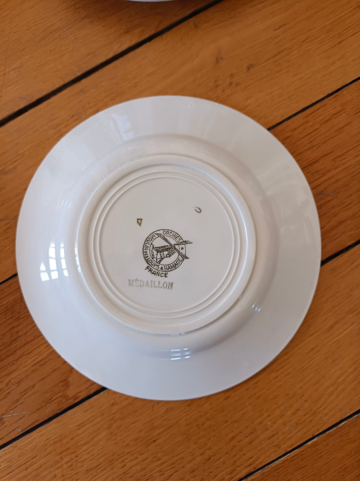 4 assiettes à dessert en faïence Moulin des Loups, modèle "Médaillon"