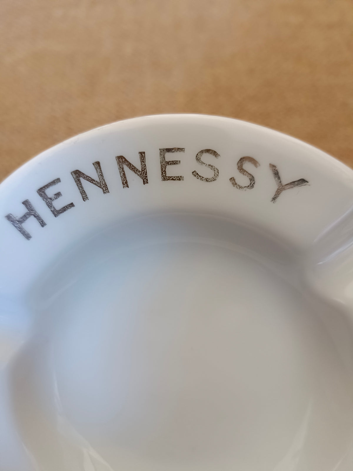 Cendrier Cognac Hennessy en porcelaine de Limoges Goumot-Labesse