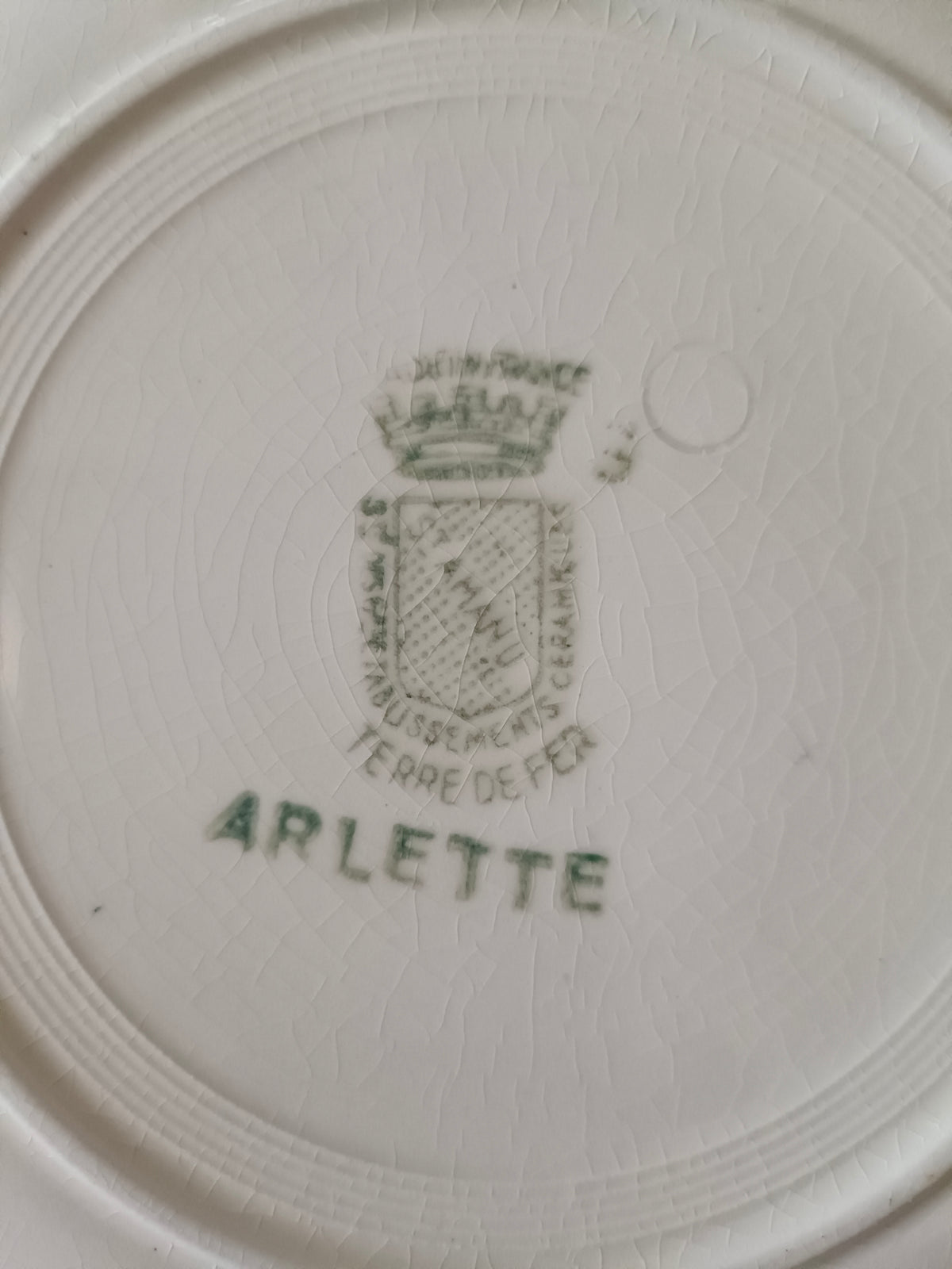 Assiette creuse en Terre de Fer Saint-Amand, modèle "Arlette"