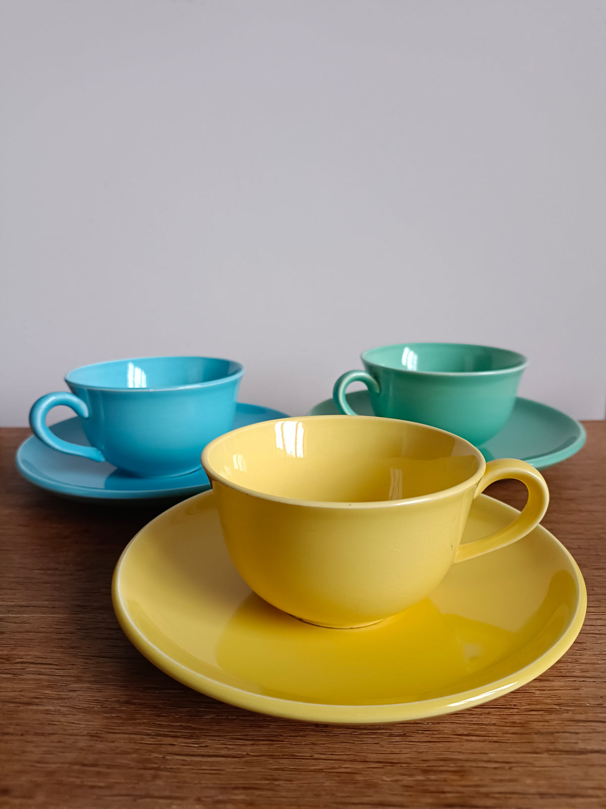 3 tasses à café et coupelles multicolore en faïence de Salins