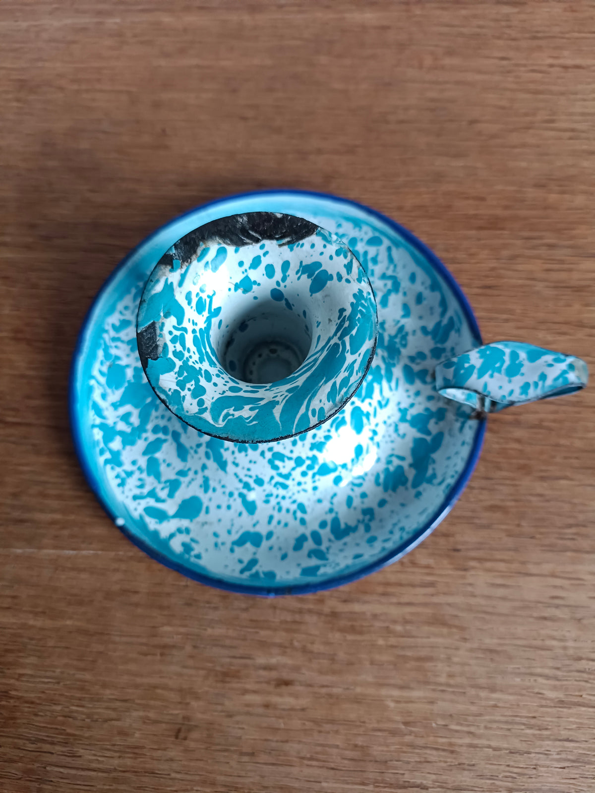 Bougeoir à main en tôle émaillée effet marbré bleu clair