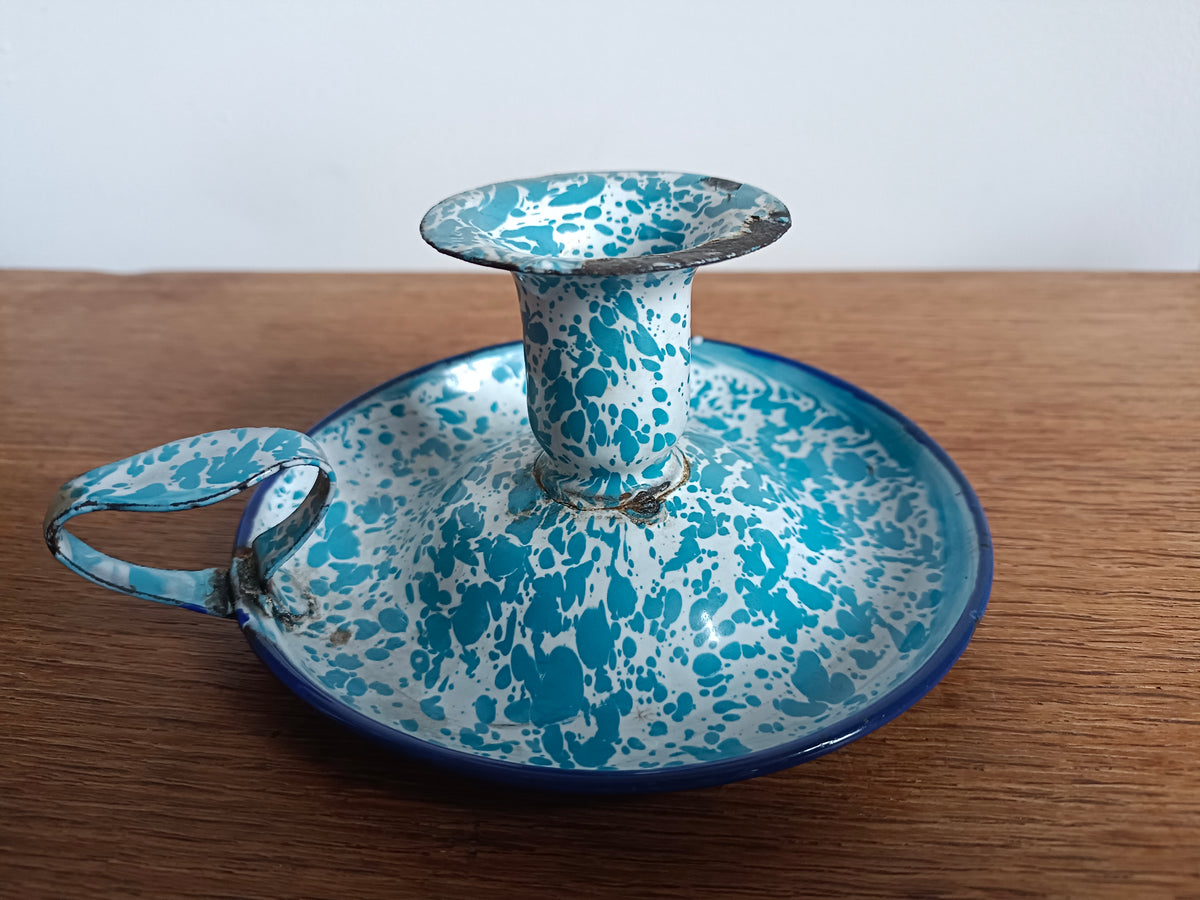 Bougeoir à main en tôle émaillée effet marbré bleu clair