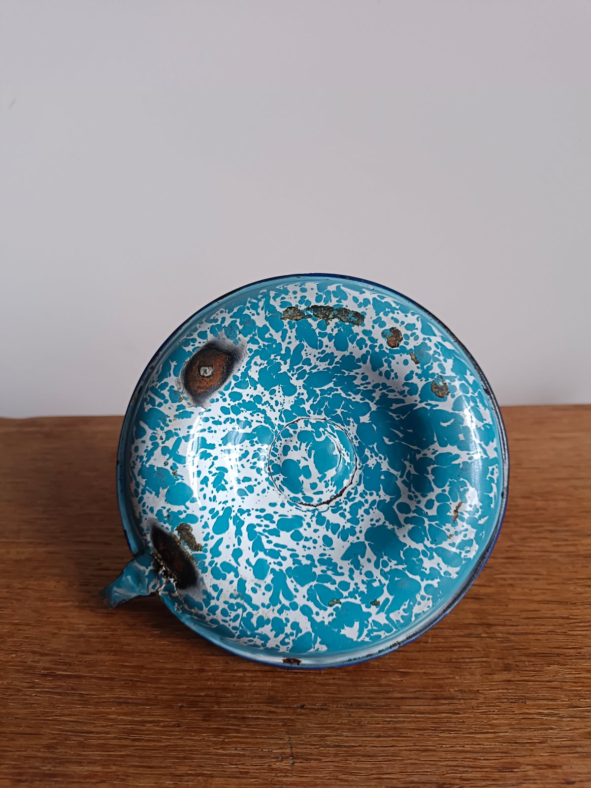Bougeoir à main en tôle émaillée effet marbré bleu clair