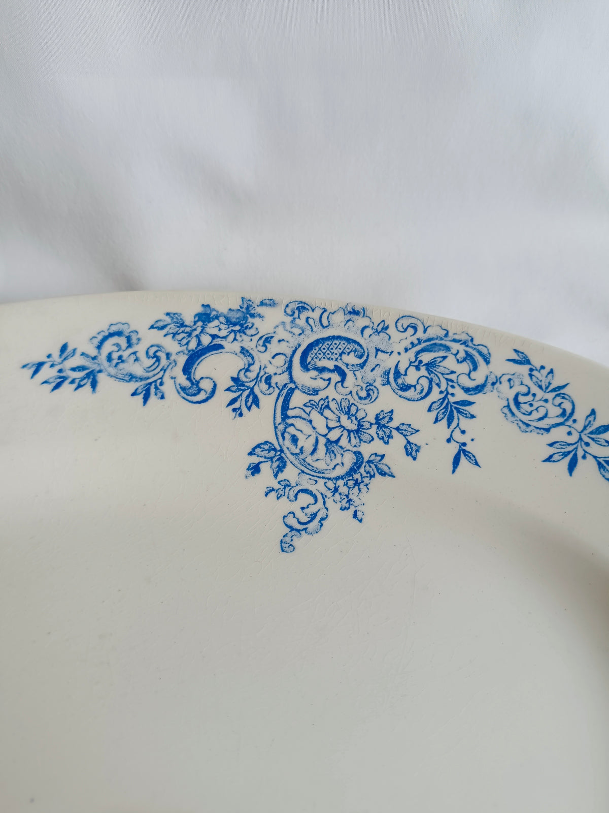 Plat ovale en terre de fer HB & Cie Choisy-le-Roi, modèle "Louis XV"
