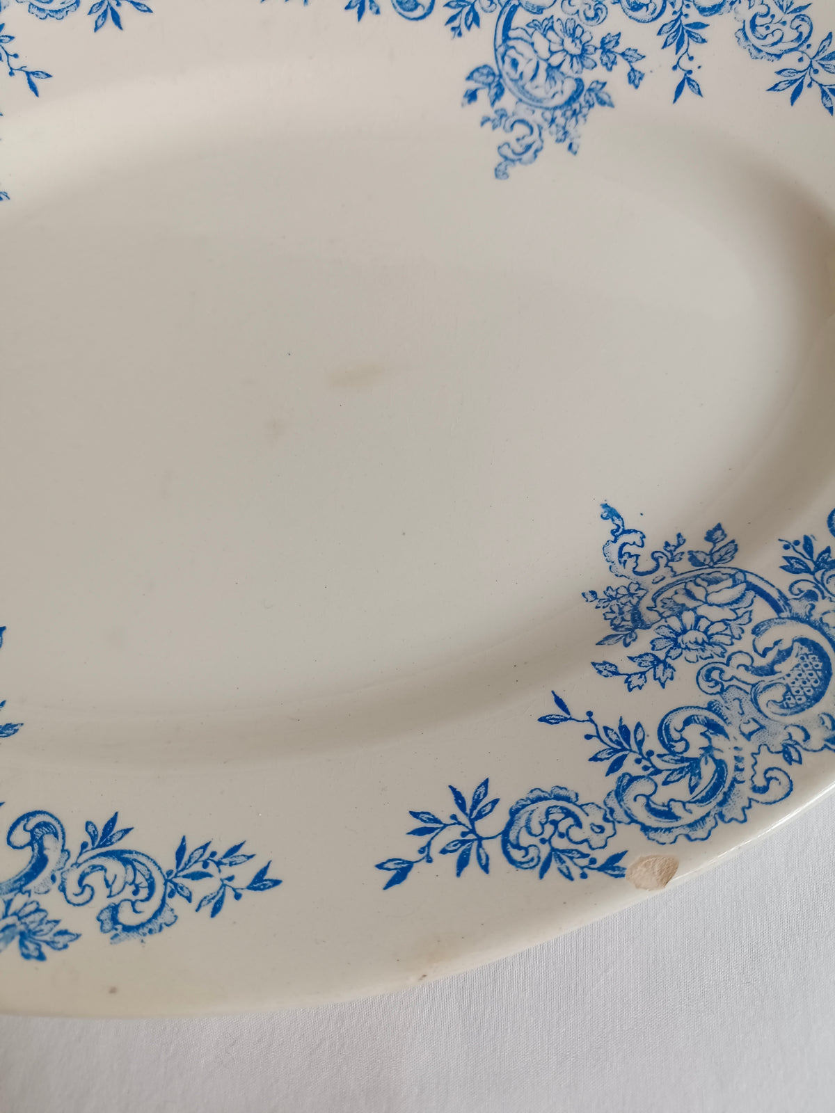Plat ovale en terre de fer HB & Cie Choisy-le-Roi, modèle "Louis XV"