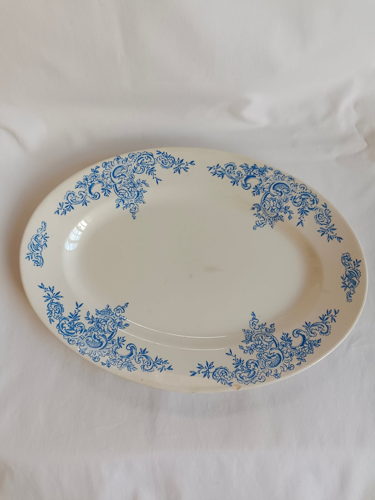 Plat ovale en terre de fer HB & Cie Choisy-le-Roi, modèle "Louis XV"