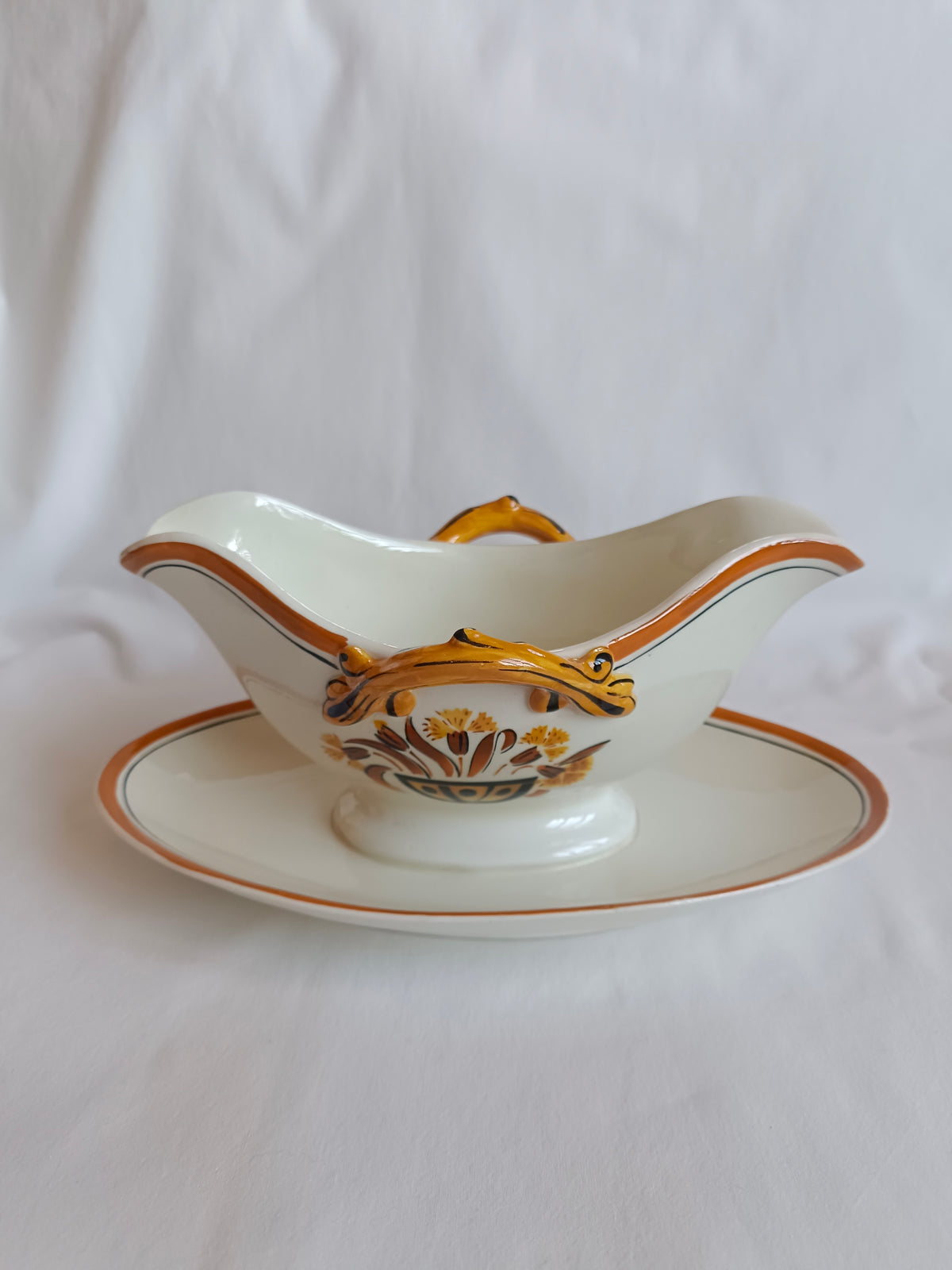 Saucière en faïence Creil & Montereau, modèle "Oeillet"