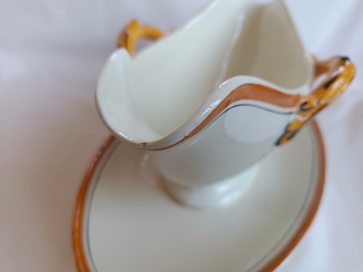 Saucière en faïence Creil & Montereau, modèle "Oeillet"