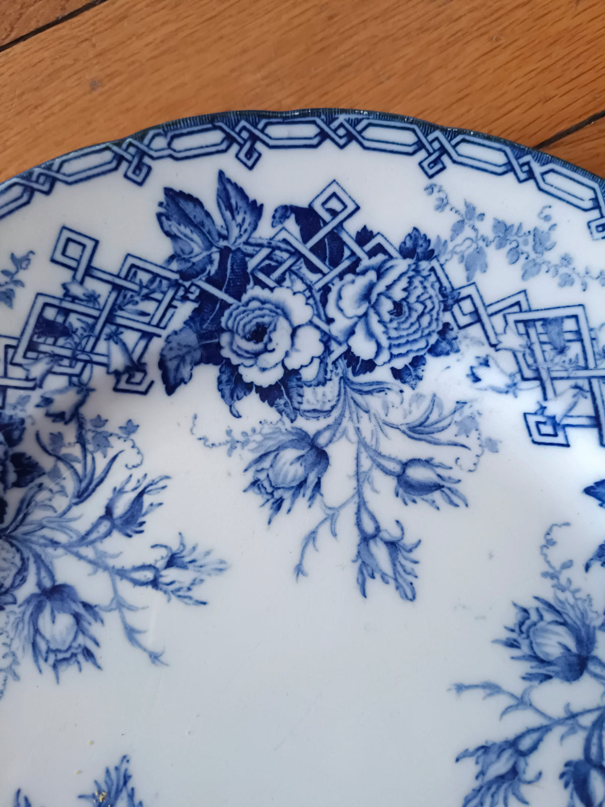 Assiette en faïence fine Creil & Montereau fin XIXème signée M & Cie