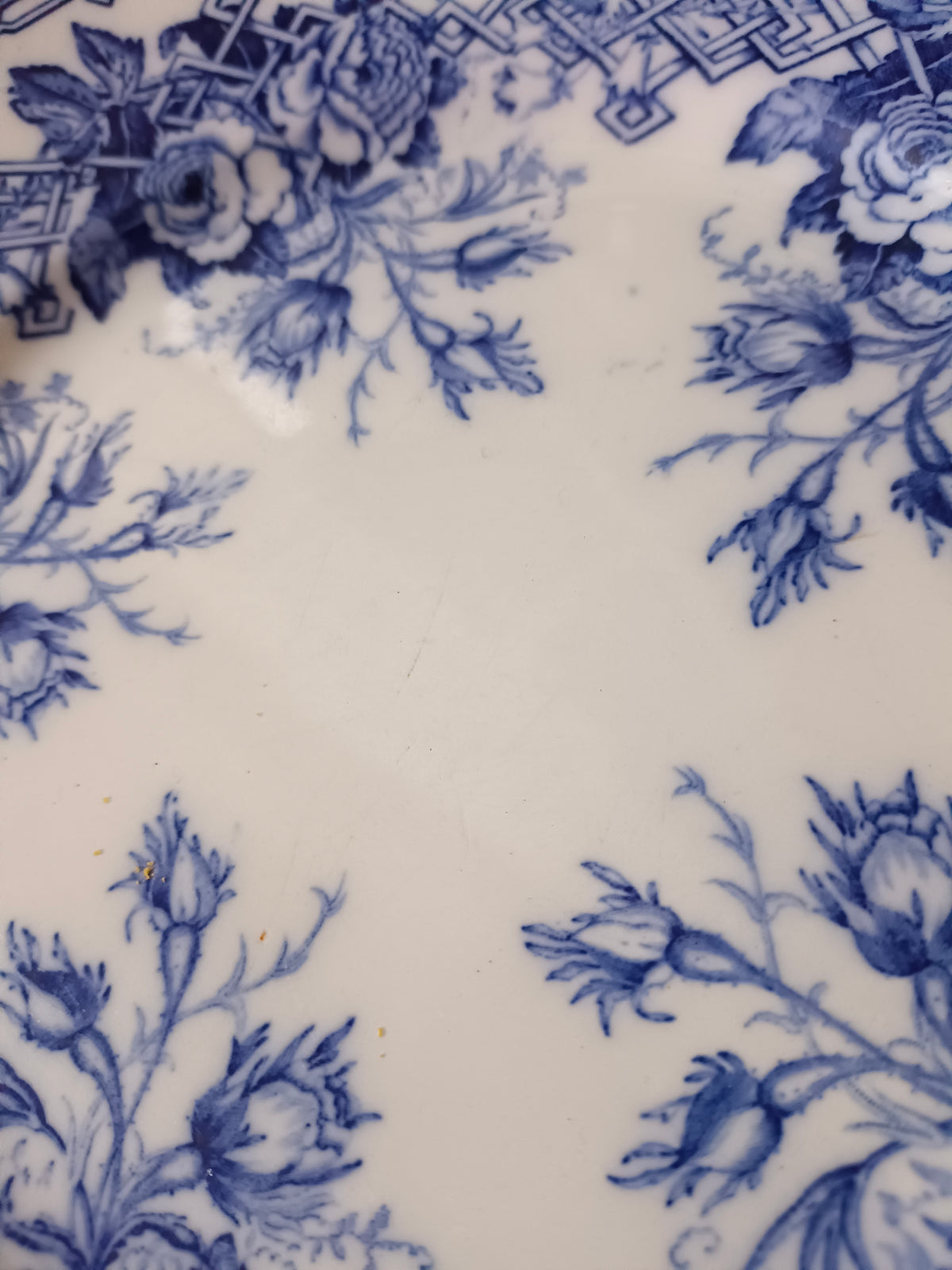 Assiette en faïence fine Creil & Montereau fin XIXème signée M & Cie