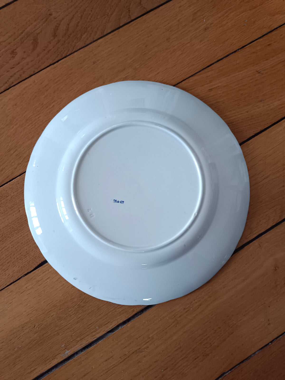 Assiette en faïence fine Creil & Montereau fin XIXème signée M & Cie