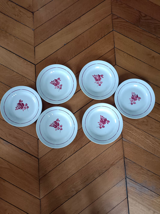 6 assiettes en faïence de Saint-Amand, modèle 2034 à décor de rose rouge