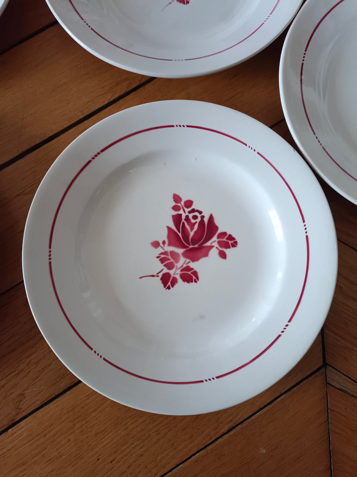 6 assiettes en faïence de Saint-Amand, modèle 2034 à décor de rose rouge