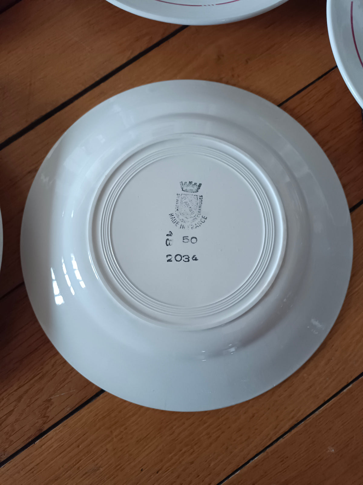 6 assiettes en faïence de Saint-Amand, modèle 2034 à décor de rose rouge